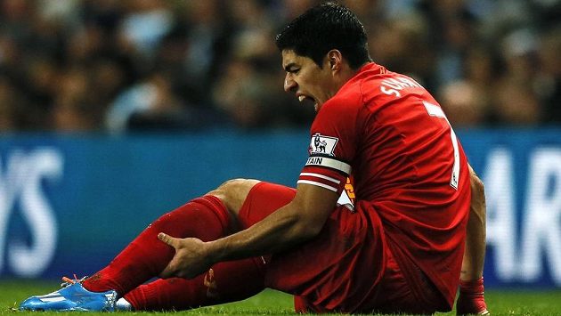 Útočník Liverpoolu Luis Suárez po jednom ze zákroků v utkání s Manchesterem City. Útočník Liverpoolu Luis Suárez po jednom ze zákroků v utkání s Manchesterem City.