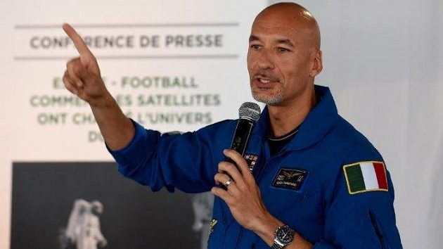 Italský kosmonaut Luca Parmitano dával rady fotbalistům. Italský kosmonaut Luca Parmitano dával rady fotbalistům.