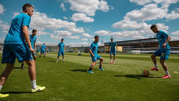 Rezervní tým Sparty musí minimálně na 14 dní na fotbal zapomenout. Rezervní tým Sparty musí minimálně na 14 dní na fotbal zapomenout.