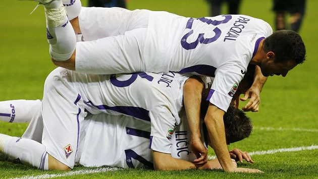 Fotbalisté Fiorentiny se radují z gólu proti Interu. Fotbalisté Fiorentiny se radují z gólu proti Interu.