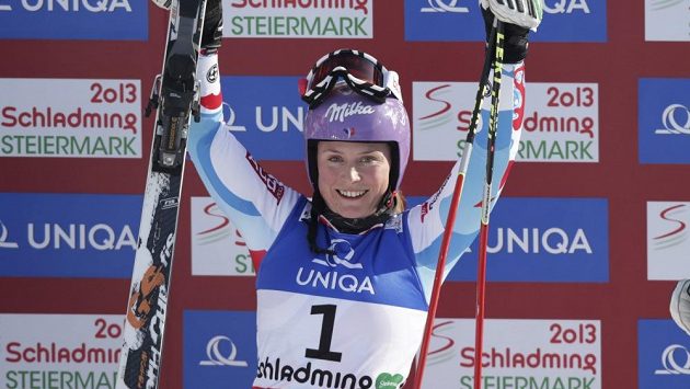 Francouzská lyžařka Tessa Worleyová se raduje ze zlaté medaile na MS ze závodu v obřím slalomu. Francouzská lyžařka Tessa Worleyová se raduje ze zlaté medaile na MS ze závodu v obřím slalomu.