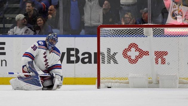 Brankář týmu New York Rangers Henrik Lundqvist inkasuje gól v zápase proti Buffalu. Brankář týmu New York Rangers Henrik Lundqvist inkasuje gól v zápase proti Buffalu.