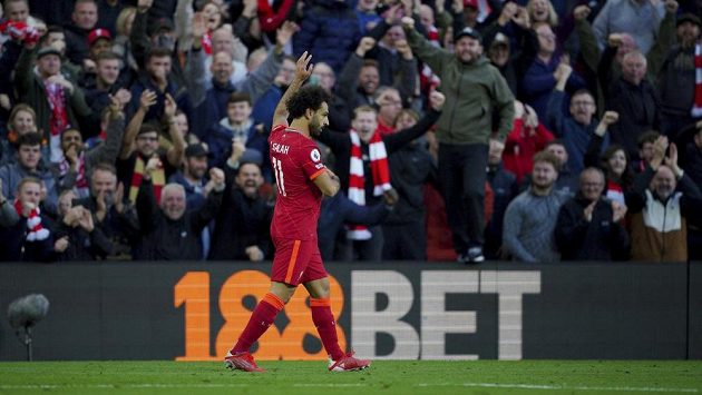 Mohamed Salah slaví s fanoušky Liverpoolu svoji trefu proti Manchesteru City. Mohamed Salah slaví s fanoušky Liverpoolu svoji trefu proti Manchesteru City.