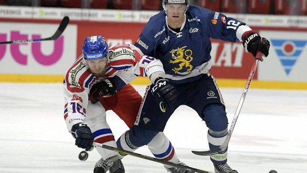 Adam Polášek (vlevo) bojuje o puk s Joonasem Nattinenem z Finska. Adam Polášek (vlevo) bojuje o puk s Joonasem Nattinenem z Finska.