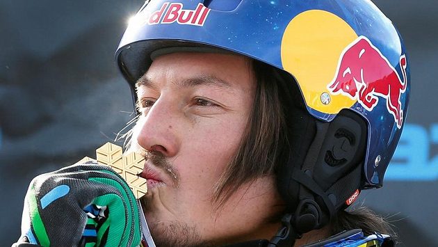 Australský snowboardista Alex Pullin s medailí z MS ve Stonehamu v roce 2013. Australský snowboardista Alex Pullin s medailí z MS ve Stonehamu v roce 2013.