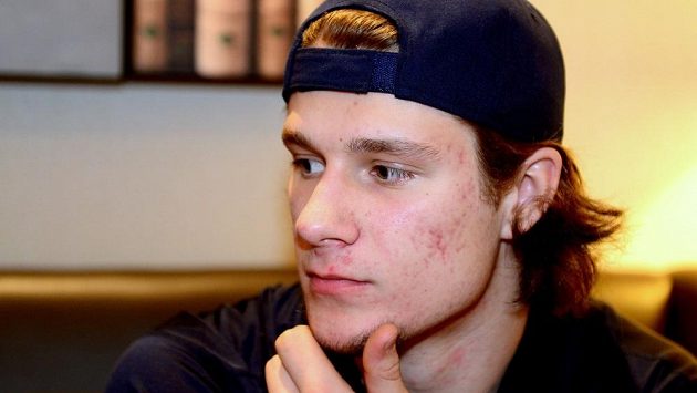 Útočník Pavel Zacha, české želízko pro nadcházející draft NHL. Útočník Pavel Zacha, české želízko pro nadcházející draft NHL.