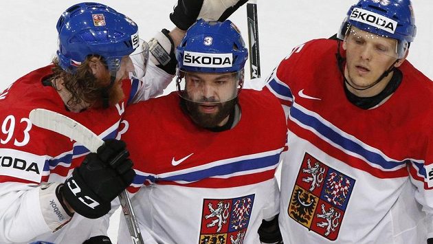 Radko Gudas (uprostřed) slaví se spoluhráči Jakubem Voráčkem (vlevo) a Radimem Šimkem gól v síti Běloruska. Radko Gudas (uprostřed) slaví se spoluhráči Jakubem Voráčkem (vlevo) a Radimem Šimkem gól v síti Běloruska.