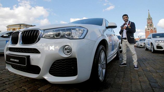 Ruský boxer Miša Alojan s vozem BMW X5, které dostal jako odměnu za olympijské stříbro z Ria de Janeiro. Ruský boxer Miša Alojan s vozem BMW X5, které dostal jako odměnu za olympijské stříbro z Ria de Janeiro.