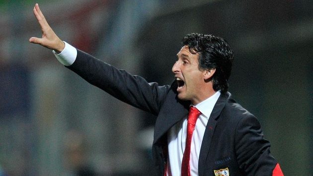 Trenér fotbalistů Sevilly Unai Emery. Trenér fotbalistů Sevilly Unai Emery.