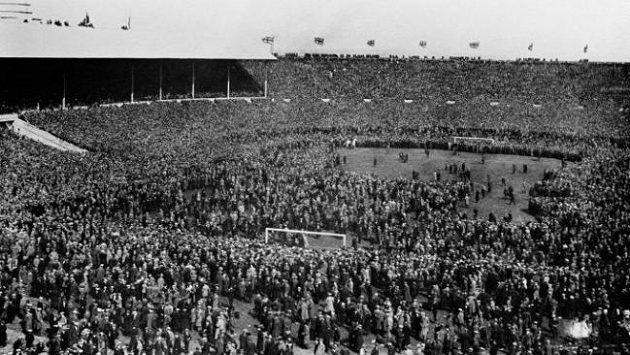 Na Empire stadium, jak se Wembley původně jmenovalo, se dostalo při slavnostním otevření na dvě stě tisíc lidí. Bělouš Billy je na snímku v levém rohu hřiště. Na Empire stadium, jak se Wembley původně jmenovalo, se dostalo při slavnostním otevření na dvě stě tisíc lidí. Bělouš Billy je na snímku v levém rohu hřiště.