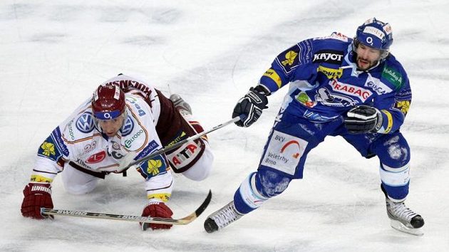 Radek Dlouhý z Brna (vpravo) v zápase se Spartou Radek Dlouhý z Brna (vpravo) v zápase se Spartou