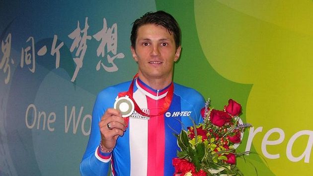 Český cyklista Jiří Bouška se stříbrnou medailí z paralympiády v Pekingu Český cyklista Jiří Bouška se stříbrnou medailí z paralympiády v Pekingu