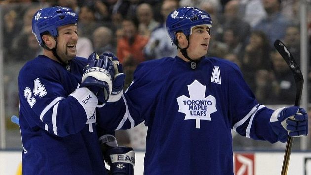 Obránci Bryan McCabe (vlevo) a Tomáš Kaberle na snímku z roku 2007 při společném působení v Torontu. Obránci Bryan McCabe (vlevo) a Tomáš Kaberle na snímku z roku 2007 při společném působení v Torontu.