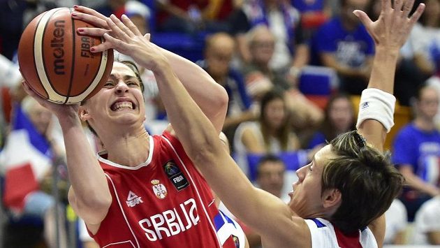 Tamara Radočajová ze Srbska střílí na koš přes bránící Celine Dumercovou z Francie. Tamara Radočajová ze Srbska střílí na koš přes bránící Celine Dumercovou z Francie.