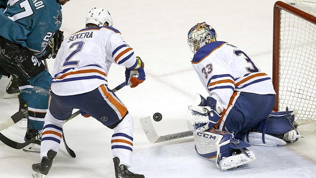 Hokejisté Slovenska se na letošním MS obejdou bez posil z NHL. Obránce Andrej Sekera ještě bojuje o Stanley Cup. Hokejisté Slovenska se na letošním MS obejdou bez posil z NHL. Obránce Andrej Sekera ještě bojuje o Stanley Cup.