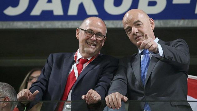 Prezident FIFA Gianni Infantino v rozhovoru s předsedou švýcarského svazu Peterem Gillieronem. Prezident FIFA Gianni Infantino v rozhovoru s předsedou švýcarského svazu Peterem Gillieronem.