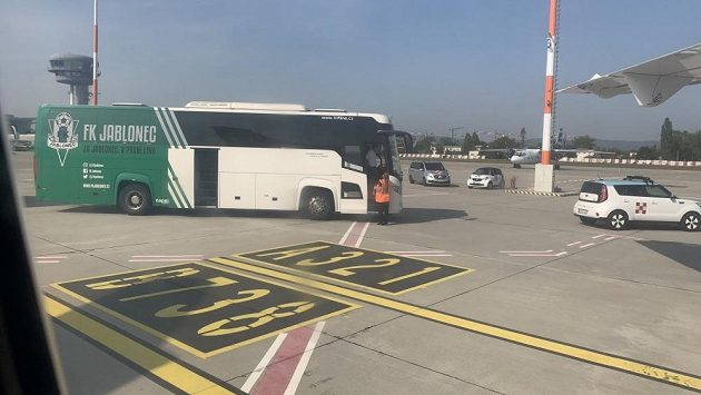Autobus fotbalistů Jablonce na letištní ploše. Autobus fotbalistů Jablonce na letištní ploše.