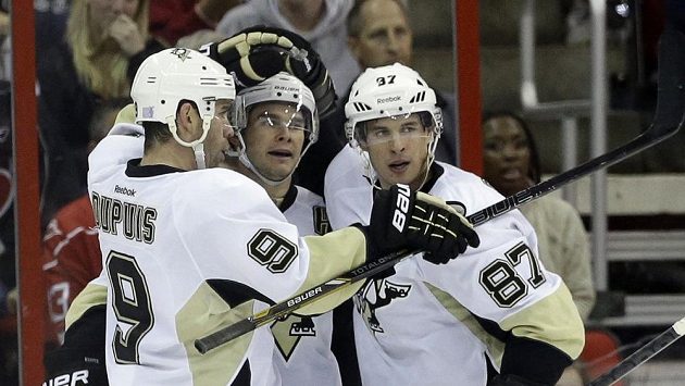 Útočník Pittsburghu Pascal Dupuis (vlevo) se raduje z gólu se spoluhráči Chrisem Kunitzem a Sidneym Crosbym. Útočník Pittsburghu Pascal Dupuis (vlevo) se raduje z gólu se spoluhráči Chrisem Kunitzem a Sidneym Crosbym.