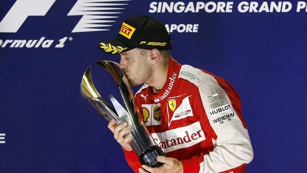 Sebastian Vettel triumfoval ve Velké ceně Singapuru v kariéře už počtvrté. Sebastian Vettel triumfoval ve Velké ceně Singapuru v kariéře už počtvrté.