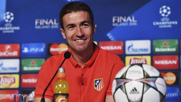 Fotbalista Atlétika Madrid Gabi na tiskové konferenci před sobotním večerním finále Ligy mistrů. Fotbalista Atlétika Madrid Gabi na tiskové konferenci před sobotním večerním finále Ligy mistrů.