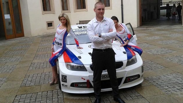 Michal Matějovský se svým BMW 320si v národních barvách. Michal Matějovský se svým BMW 320si v národních barvách.
