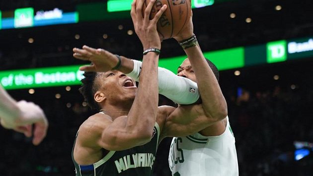 Řecký basketbalista Milwaukee Janis Adetokunbo (v zeleném) v dresu Milwaukee se snaží prosadit přes Marcuse Morrise z Bostonu v zápase play off NBA. Řecký basketbalista Milwaukee Janis Adetokunbo (v zeleném) v dresu Milwaukee se snaží prosadit přes Marcuse Morrise z Bostonu v zápase play off NBA.