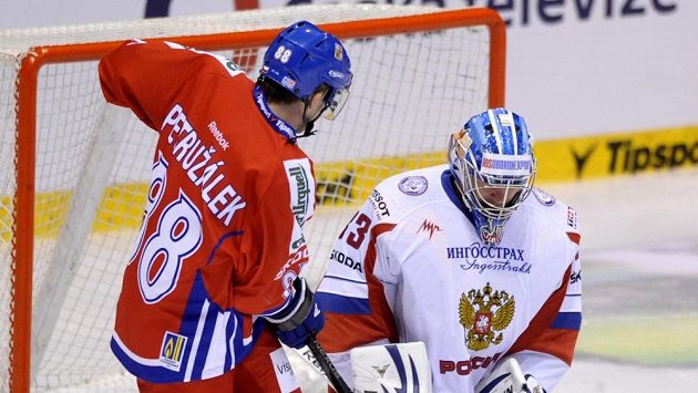Útočník Jakub Petružálek před ruským gólmanem Vitalijem Košečkinem. Útočník Jakub Petružálek před ruským gólmanem Vitalijem Košečkinem.