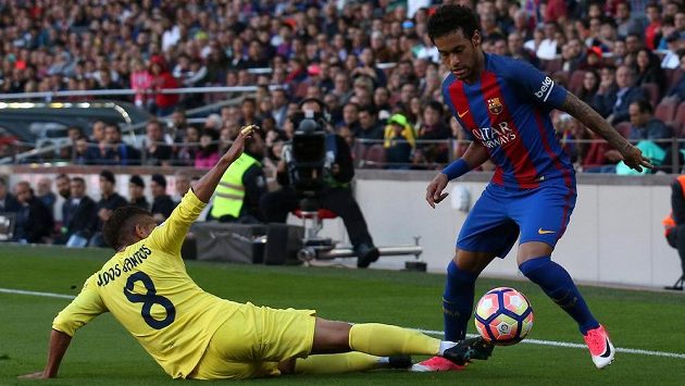 Neymar z Barcelony obchází Jonathana Dos Santose z Villarrealu. Neymar z Barcelony obchází Jonathana Dos Santose z Villarrealu.