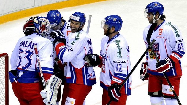 Česká hokejové reprezentace se raduje z vítězství nad Rusy. Zleva Alexander Salák, Petr Čáslava, Petr Nedvěd, Jiří Novotný a Tomáš Vincour. Česká hokejové reprezentace se raduje z vítězství nad Rusy. Zleva Alexander Salák, Petr Čáslava, Petr Nedvěd, Jiří Novotný a Tomáš Vincour.