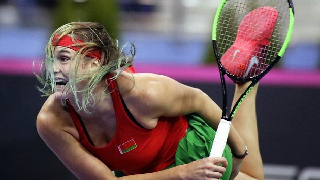 Běloruska Aryna Sabalenková ve fedcupovém finále proti Sloane Stephencové. Běloruska Aryna Sabalenková ve fedcupovém finále proti Sloane Stephencové.
