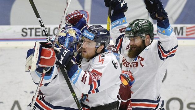 Zleva brankář Patrik Bartošák, Jakub Lev a Jan Výtisk z Vítkovic se radují z vítězství nad Spartou. Zleva brankář Patrik Bartošák, Jakub Lev a Jan Výtisk z Vítkovic se radují z vítězství nad Spartou.