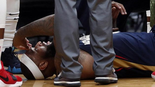Hvězdný pivot DeMarcus Cousins se vážně zranil v přípravě na novou sezonu NBA. Hvězdný pivot DeMarcus Cousins se vážně zranil v přípravě na novou sezonu NBA.