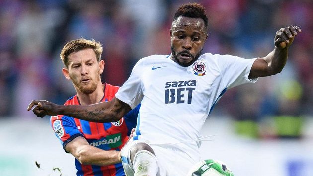 Plzeňský záložník Patrik Hrošovský a Guélor Kanga ze Sparty. Plzeňský záložník Patrik Hrošovský a Guélor Kanga ze Sparty.