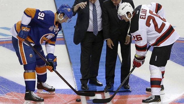 Patrik Eliáš z Devils (vpravo) a John Tavares z Islanders na symbolické buly v přípravném zápase před sezónou NHL. Patrik Eliáš z Devils (vpravo) a John Tavares z Islanders na symbolické buly v přípravném zápase před sezónou NHL.