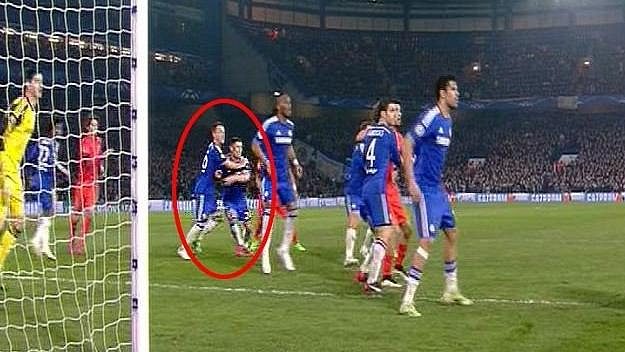 John Terry nepochopitelně hlídá spoluhráče Garyho Cahilla před rozhodujícím gólem PSG na 2:2 v osmifinále Ligy mistrů. John Terry nepochopitelně hlídá spoluhráče Garyho Cahilla před rozhodujícím gólem PSG na 2:2 v osmifinále Ligy mistrů.