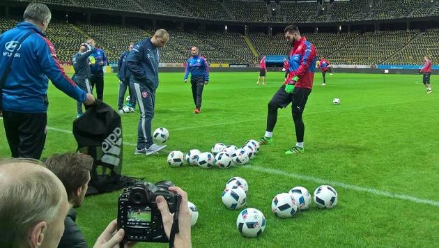 Brankář Tomáš Koubek před začátkem tréninku fotbalové reprezentace ve Stockholmu. Brankář Tomáš Koubek před začátkem tréninku fotbalové reprezentace ve Stockholmu.