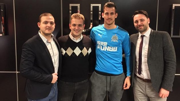 Martin Dúbravka právě oblékl dres Newcastlu! Vlevo bratři Zíkové ze zastupující agnetury Global Sports, vpravo Anthony Verrinder z agentury Spocs. Martin Dúbravka právě oblékl dres Newcastlu! Vlevo bratři Zíkové ze zastupující agnetury Global Sports, vpravo Anthony Verrinder z agentury Spocs.