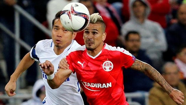 Maor Buzaglo (vpravo) z Hapoelu a Yuto Nagatomo z Interu Milán. Maor Buzaglo (vpravo) z Hapoelu a Yuto Nagatomo z Interu Milán.