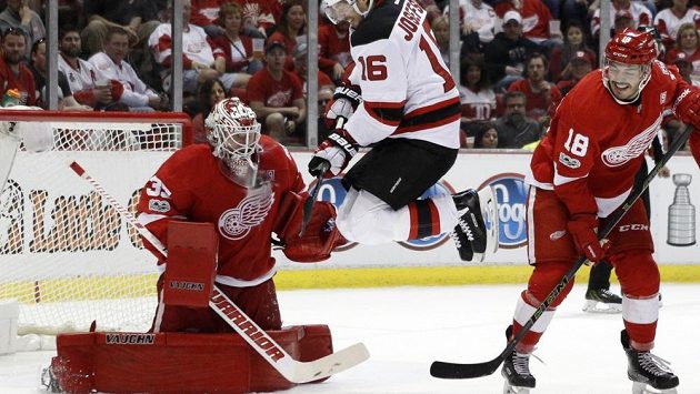 Gólman Detroitu Jimmy Howard (vlevo) by měl být jednou z hlavních opor amerického výběru na MS v hokeji. Gólman Detroitu Jimmy Howard (vlevo) by měl být jednou z hlavních opor amerického výběru na MS v hokeji.
