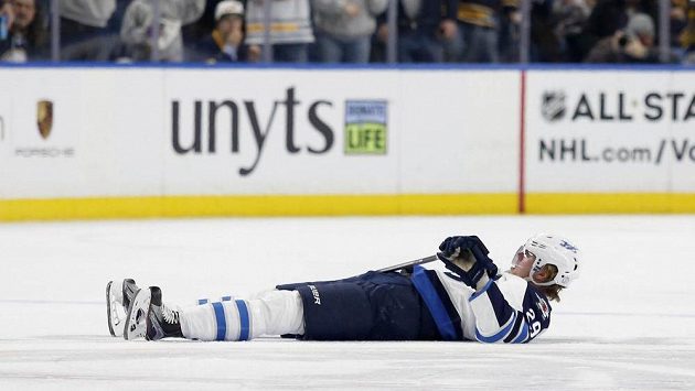Patrik Laine (29) z Winnipegu po střetu s Jakem McCabem z Buffala. Patrik Laine (29) z Winnipegu po střetu s Jakem McCabem z Buffala.