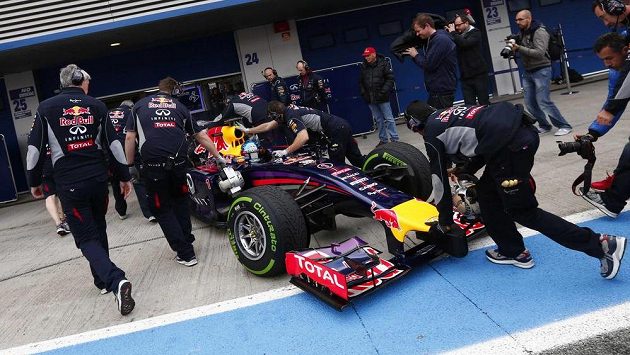 Pilot Red Bullu Sebastian Vettel v péči mechaniků při testech v Jerezu. Pilot Red Bullu Sebastian Vettel v péči mechaniků při testech v Jerezu.