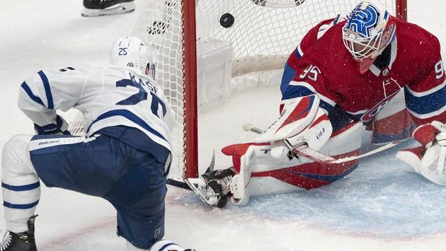 Český hokejista Ondřej Kaše střílí jednu z branek svého Toronta Maple Leafs v duelu s Montrealem Canadiens. Český hokejista Ondřej Kaše střílí jednu z branek svého Toronta Maple Leafs v duelu s Montrealem Canadiens.
