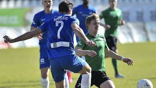 Zleva Michael Rabušic z Liberce a Filip Zorvan z Příbrami. Zleva Michael Rabušic z Liberce a Filip Zorvan z Příbrami.