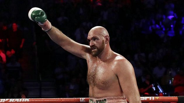 Britský boxer Tyson Fury se raduje po vítězství na body nad Švédem Otto Wallinem. Britský boxer Tyson Fury se raduje po vítězství na body nad Švédem Otto Wallinem.