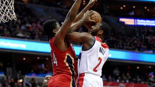Opora Wizards John Wall se prosazuje v zápase s New Orleans. Opora Wizards John Wall se prosazuje v zápase s New Orleans.