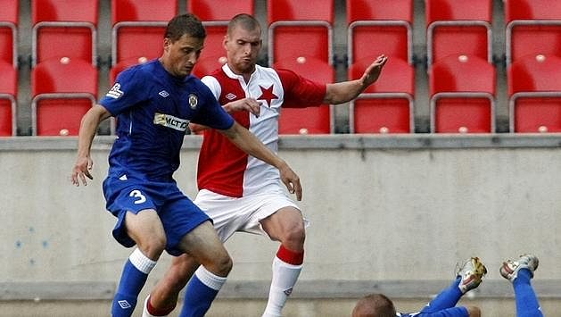 Slávista Juhar (uprostřed) v souboji s brněnským Paškem (vlevo) - archivní snímek. Slávista Juhar (uprostřed) v souboji s brněnským Paškem (vlevo) - archivní snímek.