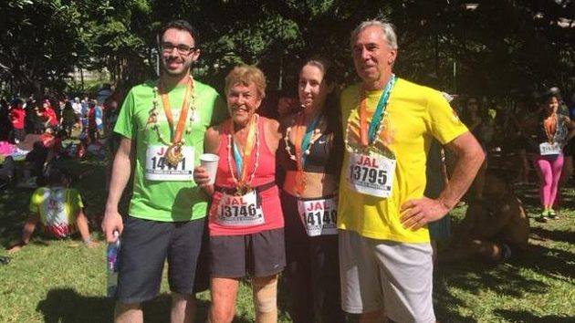 Betty Jean McHughová si doběhla pro pátý maratónský rekord. Je jí 88 let, na to ale patrně nezáleží. Takto se nechala vyfotit po závodě v Honolulu. Betty Jean McHughová si doběhla pro pátý maratónský rekord. Je jí 88 let, na to ale patrně nezáleží. Takto se nechala vyfotit po závodě v Honolulu.