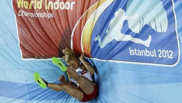 Polská pětibojařka Karolina Tyminská dopadá na žíněnku s logem halového MS v Istanbulu. Polská pětibojařka Karolina Tyminská dopadá na žíněnku s logem halového MS v Istanbulu.