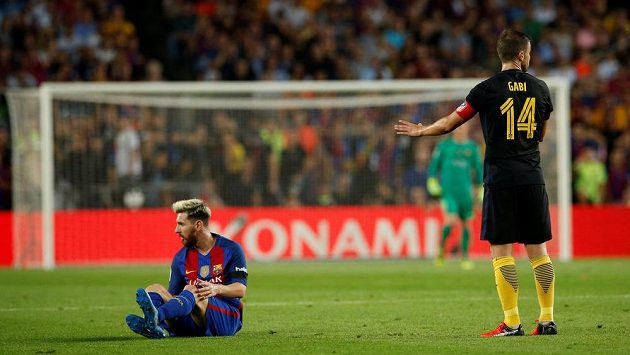 Lionel Messi z Barcelony (vlevo) zápas s Atlétikem nedokončil. Vpravo záložník madridského celku Gabi. Lionel Messi z Barcelony (vlevo) zápas s Atlétikem nedokončil. Vpravo záložník madridského celku Gabi.
