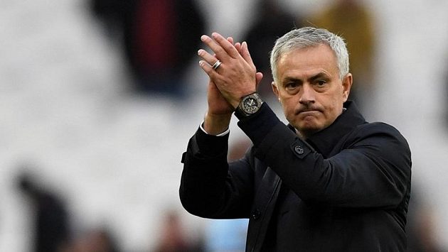 Manažer Tottenhamu Hotspur José Mourinho děkuje fanouškům za přivítání i podporu svého týmu. Manažer Tottenhamu Hotspur José Mourinho děkuje fanouškům za přivítání i podporu svého týmu.